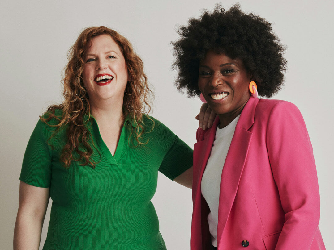 Zwei Frauen mittleren Alters lachen in die Kamera